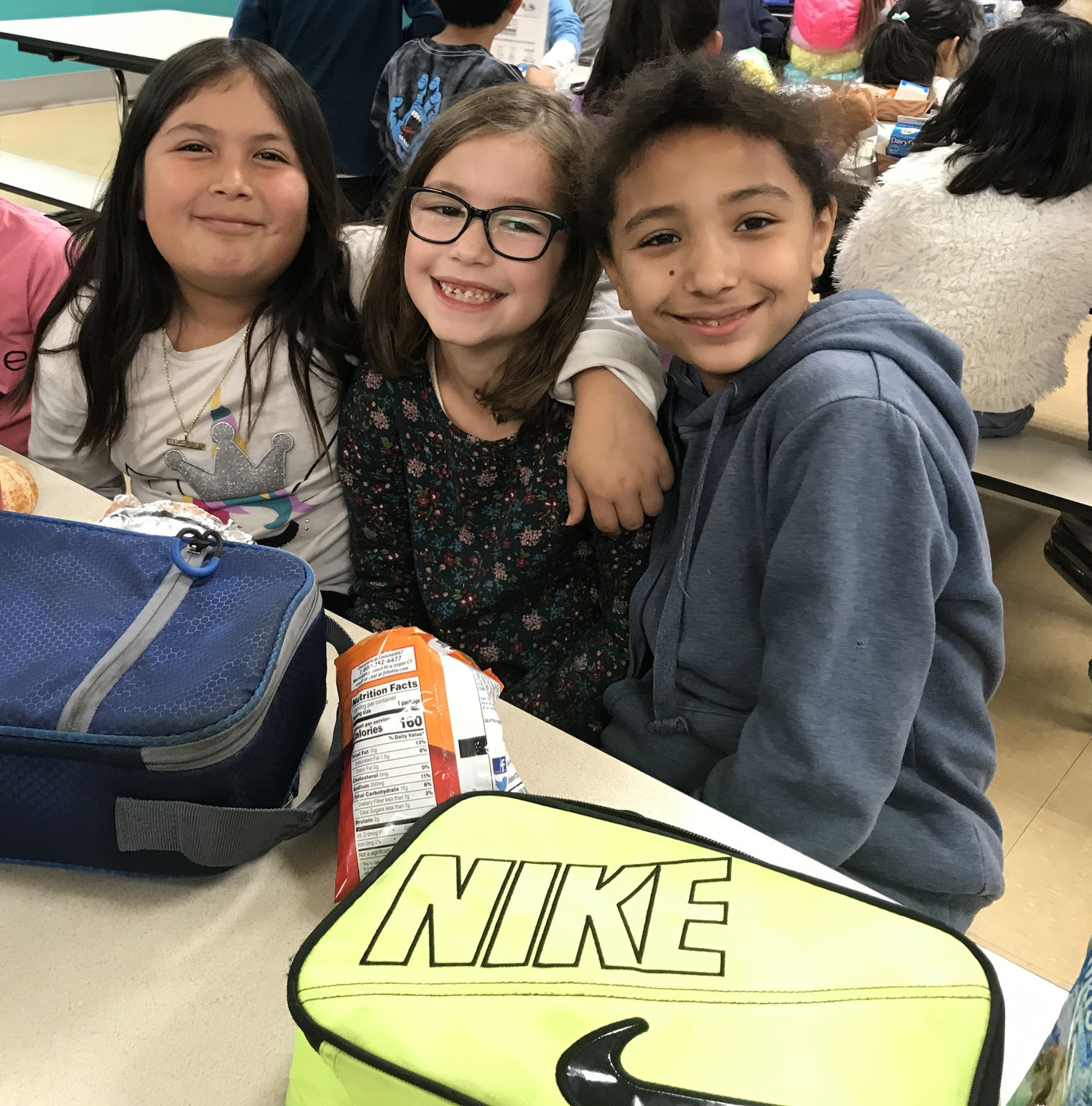 3 girls eating lunch